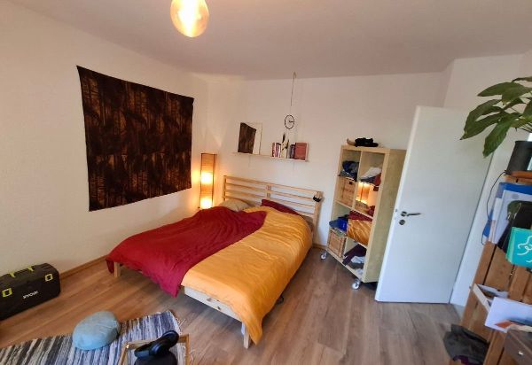 Möbliert mit Bett, Tisch, Gestelle etc.