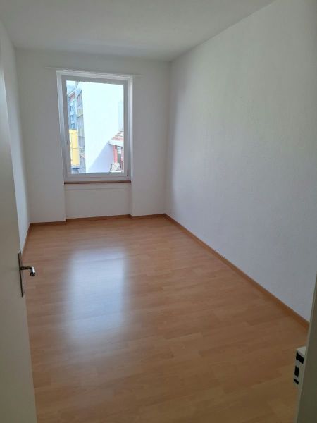 11.81 m2 gross, Fenster zum Innenhof.