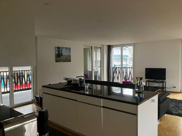 Offene Küche und Wohnzimmer, gemütliches Sofa