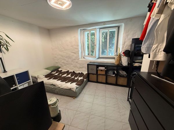 Helles Zimmer mit Dusche