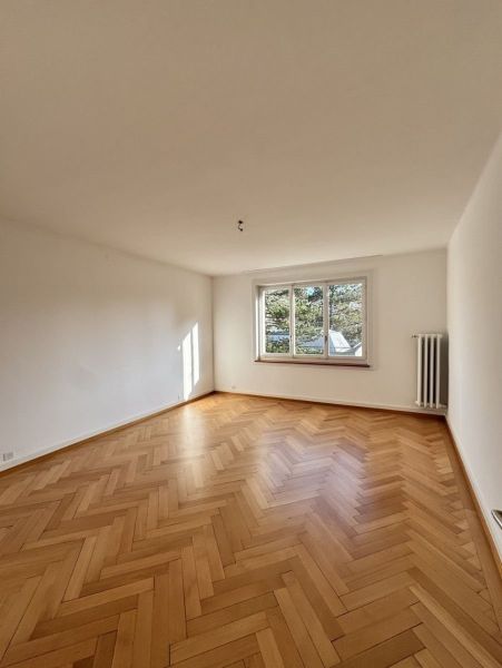 Spacious room, unfurnished. Geräumiges Zimmer, unm