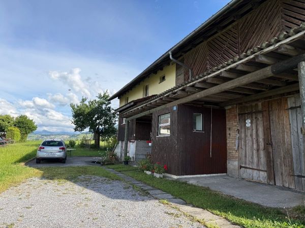 Haus mit 2 Zimmern im oberen gelben Hausteil.