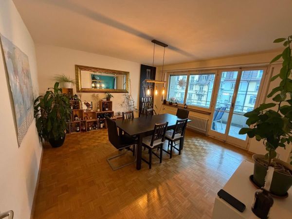 Das Esszimmer mit Zugang zum Balkon