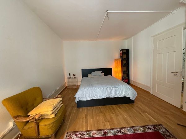 Foto von Fenster. Einbauschrank rechts neben Türe