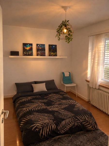Das wäre dein Zimmer, Matratze kann man entfernen.