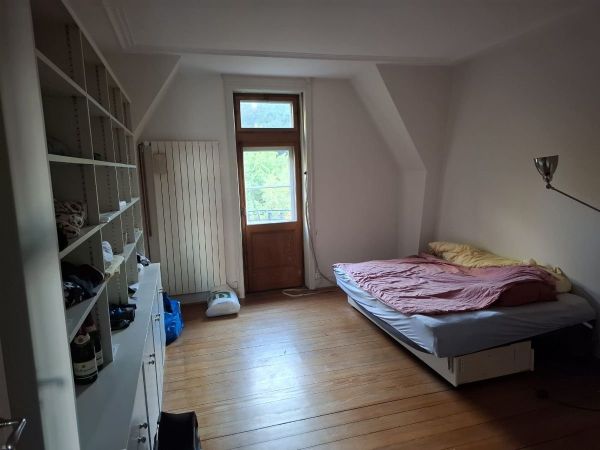 Zimmer 1 (unmöbliert bis auf den Schrank)