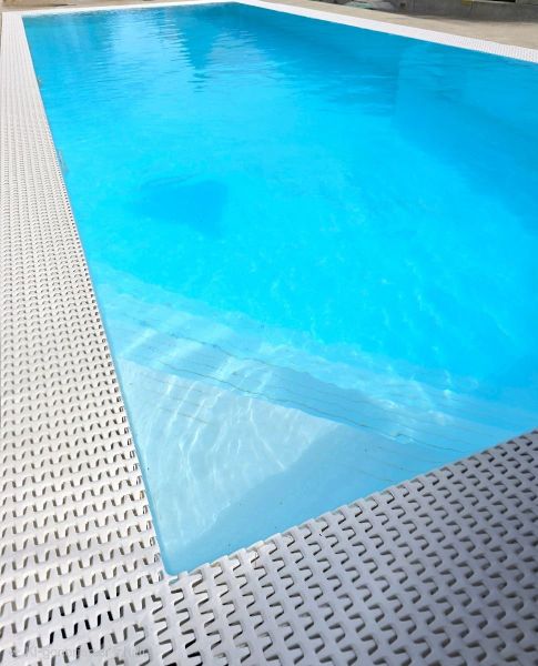 Swimmingpool mit grosszügigem Aussenbereich