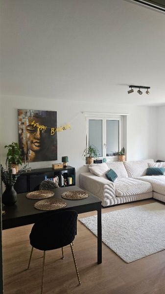 Wohnzimmer (mit Fernseher, Balkon)