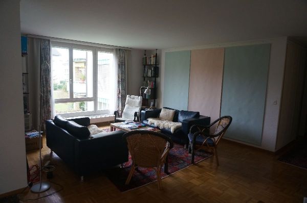Heller Wohnbereich mit Blick auf grünen Hofgarten