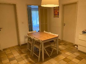 Esszimmer mit geöffneter Tür zum Zimmer