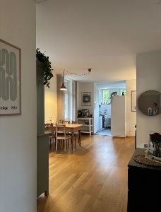 Eingangs- und Essbereich plus Küche