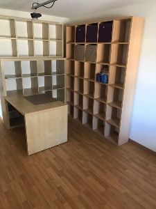 Schreibtisch / Regale vorhanden