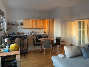 Wonhzimmer/Küche, links der Balkon