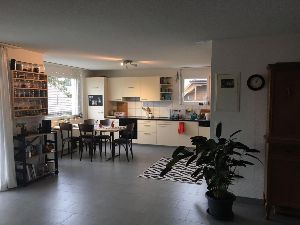 Unsere grosse Küche mit Zugang zum schönen Balkon