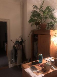 Blick aus Zimmer heraus und auf Kleiderschrank