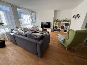 Die Wohnung ist hell und hat einen kleinen Balkon