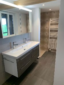 Bad mit Dusche und Badewanne