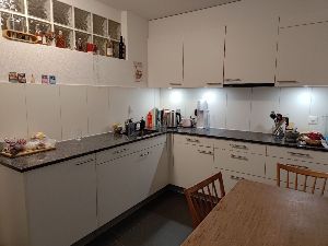 Die Küche mit grossem Kühlschrank & Gefrierfach