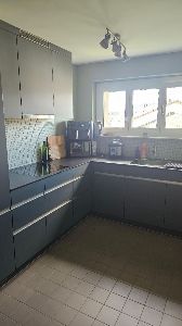 Küche mit Geschirrspüler, Ofen, Kühlschrank