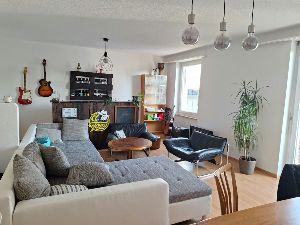 Viele Pflanzen, grosses Sofa, Bar, Balkon, etc