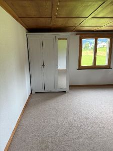 Zimmer mit Schrank und falls gewünscht Sofa