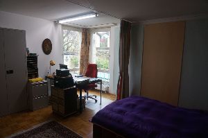 Helles Zimmer mit Blick auf grünen Hofgarten
