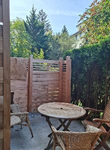 Sehr grosser und ruhiger Gartensitzplatz