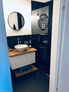 Eines der zwei Bäder mit Dusche und Badewanne