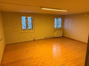 grosses Zimmer mit zwei Einbauschränken
