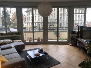 Grosses Wohnzimmer mit Balkon