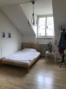 (Zimmer wird unmöbliert vermietet)