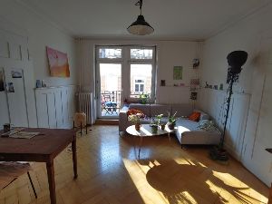 helles Wohnzimmer mit Balkon